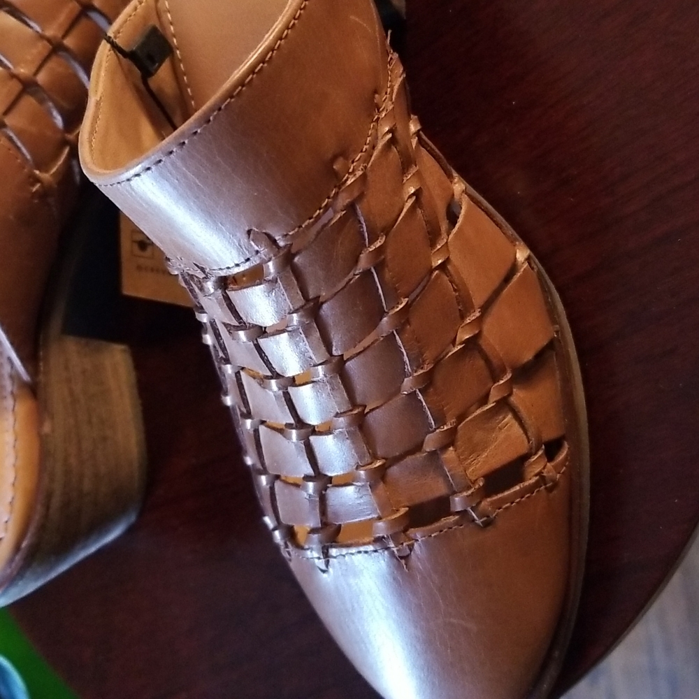 Crevo brown leather memory foam shoes. - Picture 4 of 4